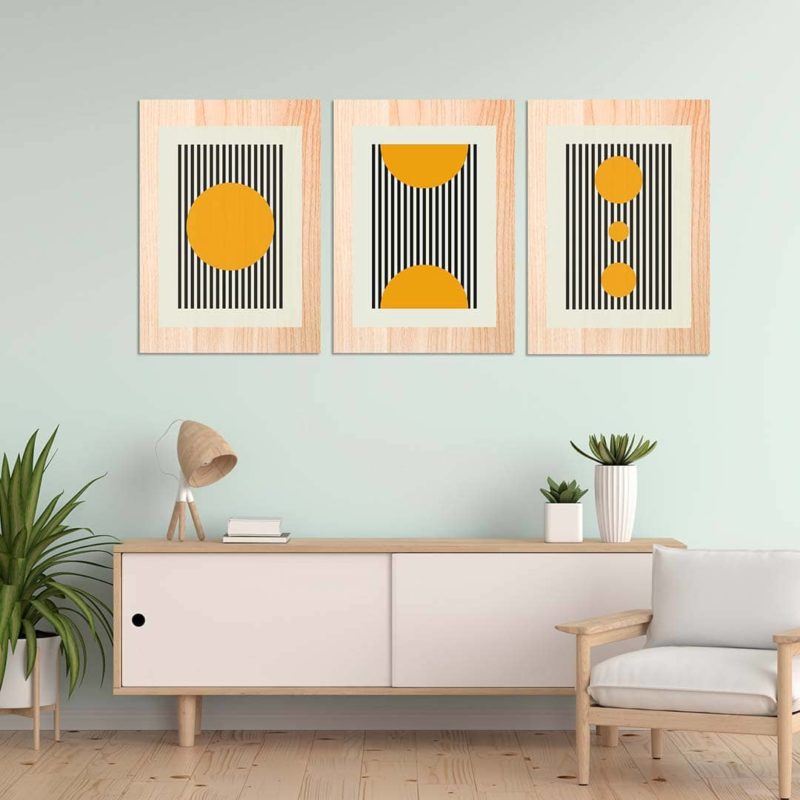 Ambiente de salón con tres cuadros de la serie Yellow Balls