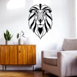 Ambiente de salón con paredes blancas y cabeza de león fabricada en PVC negro de 5mm.