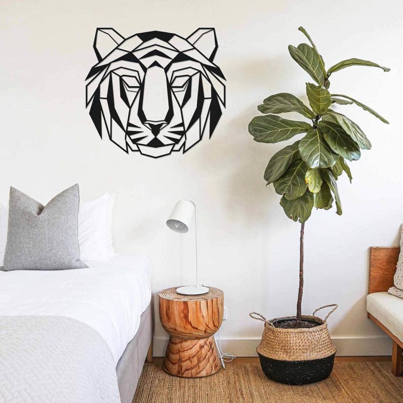Ambiente de dormitorio con la cabeza de tigre fabricada en Forex PVC de color negro