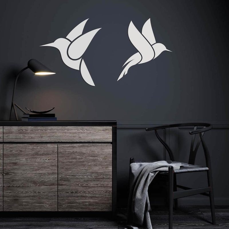 Ambiente de salón con paredes oscuras y dos colibrí en color blanco fabricado en PVC de 5mm.