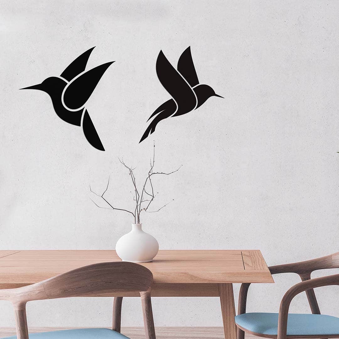 Salón comedor con dos colibris en la pared en color negro