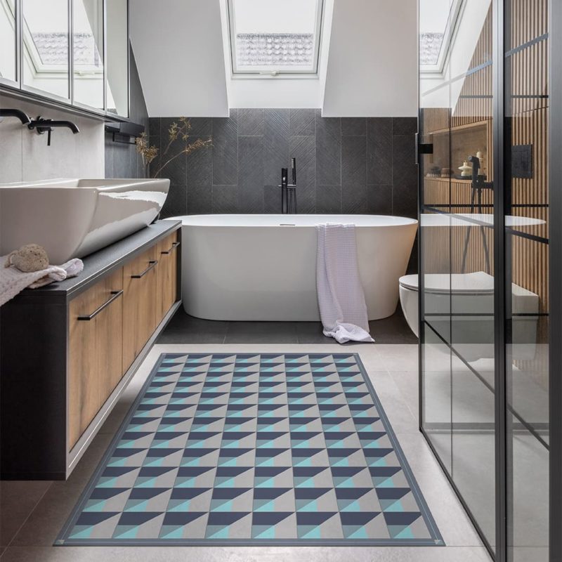 Ambiente de baño con la alfombra vinílica Cube Light Blue