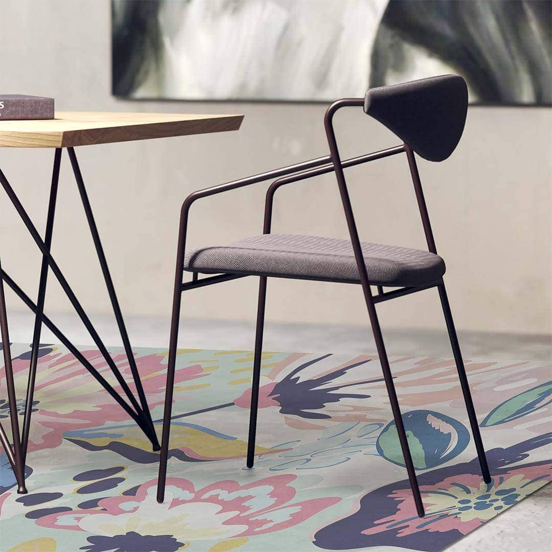 Alfombra de PVC Flower Multicolor sobre mesa y silla
